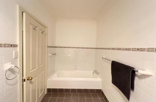 Rydalmere Casa | Cozy Queen Room in Two Story House - R2