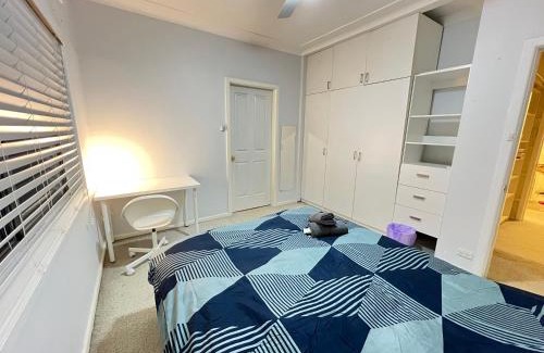 Rydalmere Casa | Cozy Queen Room in Two Story House - R2