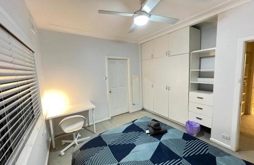 Rydalmere Casa | Cozy Queen Room in Two Story House - R2