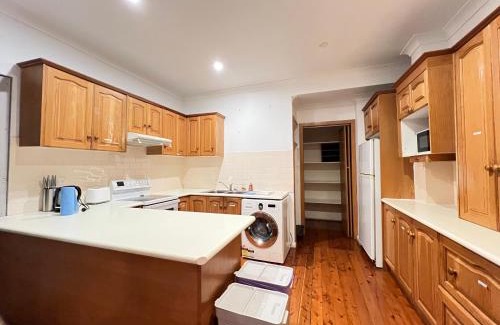 Rydalmere Casa | Cozy Queen Room in Two Story House - R2