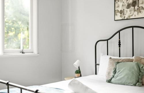 Lindfield Casa | Cozy Queen Room - Nearby Transport & Shop - Shared Bathroom