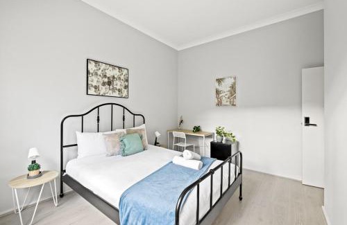 Lindfield Casa | Cozy Queen Room - Nearby Transport & Shop - Shared Bathroom