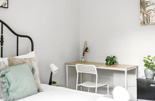 Lindfield Casa | Cozy Queen Room - Nearby Transport & Shop - Shared Bathroom