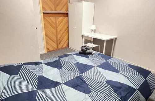 Pendle Hill Casa | Cozy Queen Room Next to Station and Shops - PH6