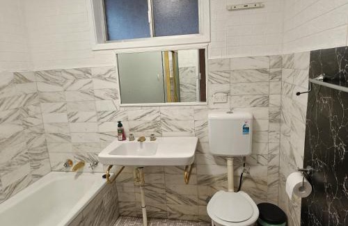 Carlingford Casa | Cozy Queen Room - Spacious House - Convenient Location - NC5