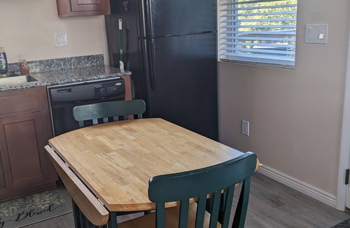 Northglenn Cabaña | Cozy, quiet, carriage house. mature landscape