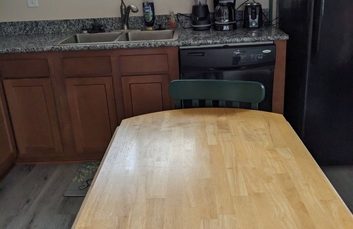 Northglenn Cabaña | Cozy, quiet, carriage house. mature landscape