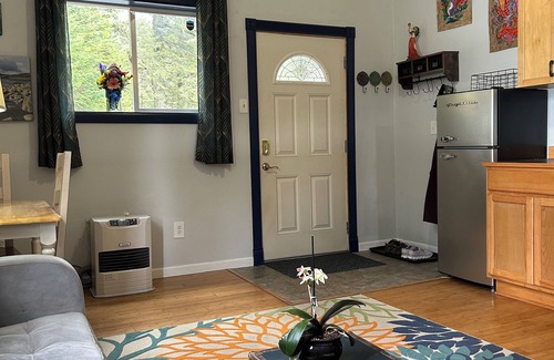 Kodiak Cabaña | Cozy, quiet cottage surrounded by large spruce trees and Mountain View’s.