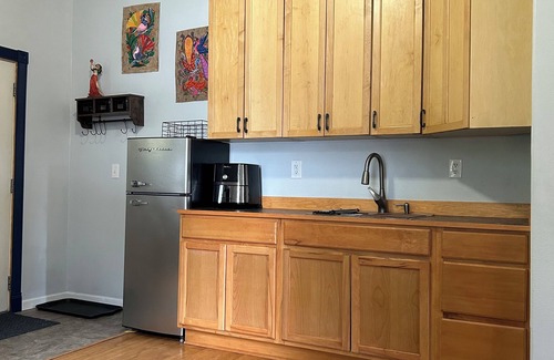 Kodiak Cabaña | Cozy, quiet cottage surrounded by large spruce trees and Mountain View’s.