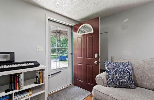 Indianapolis Casa | Cozy & Quiet Home Away from Home - 3 Beds 2 Baths - Fully Fenced Yard