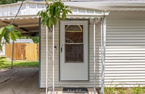 Indianapolis Casa | Cozy & Quiet Home Away from Home - 3 Beds 2 Baths - Fully Fenced Yard