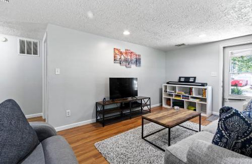Indianapolis Casa | Cozy & Quiet Home Away from Home - 3 Beds 2 Baths - Fully Fenced Yard