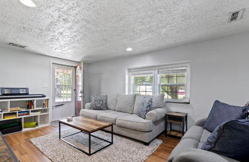 Indianapolis Casa | Cozy & Quiet Home Away from Home - 3 Beds 2 Baths - Fully Fenced Yard