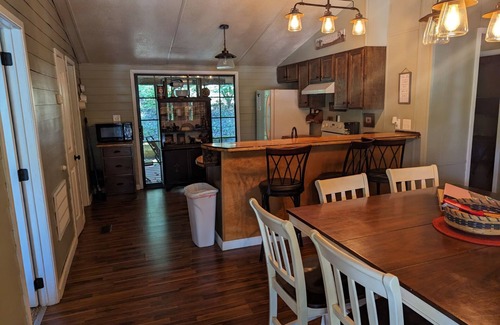 Speedwell Casa | Cozy, quiet home with a 1 minute walk to Blue Springs Boat Dock Marina