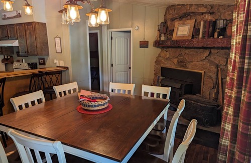 Speedwell Casa | Cozy, quiet home with a 1 minute walk to Blue Springs Boat Dock Marina