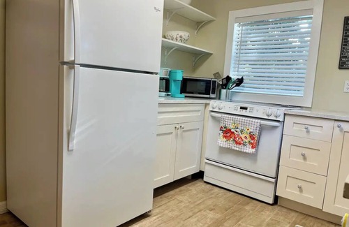 Odessa Casa | Cozy, Quiet Keystone Cottage. Nestled in a lush Old Florida neighborhood.
