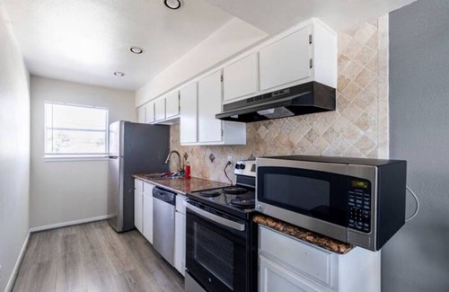 Spring Branch Central Apartamento | Cozy quiet place close to memorial mall.