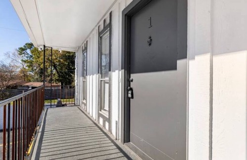Spring Branch Central Apartamento | Cozy quiet place close to memorial mall.