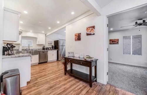 Globe Casa | Cozy, Quiet, Updated Home * KING Master Bedroom * Wifi * close to hospital/mines