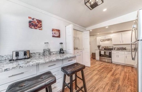 Globe Casa | Cozy, Quiet, Updated Home * KING Master Bedroom * Wifi * close to hospital/mines