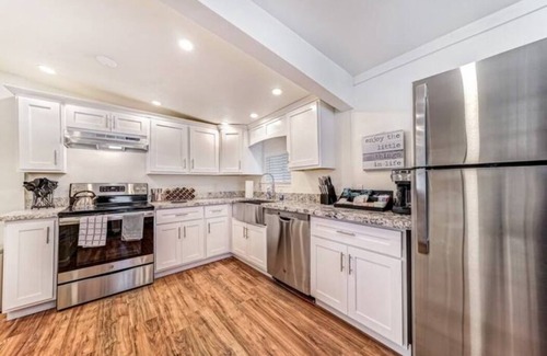 Globe Casa | Cozy, Quiet, Updated Home * KING Master Bedroom * Wifi * close to hospital/mines