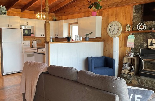 Central Alberta Cabina | Cozy Quiet Year-Round Cottage on the Lake w/ Hot Tub