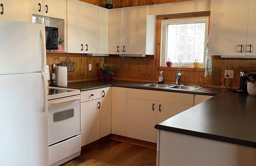 Central Alberta Cabina | Cozy Quiet Year-Round Cottage on the Lake w/ Hot Tub