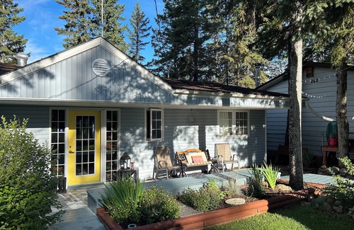 Central Alberta Cabina | Cozy Quiet Year-Round Cottage on the Lake w/ Hot Tub