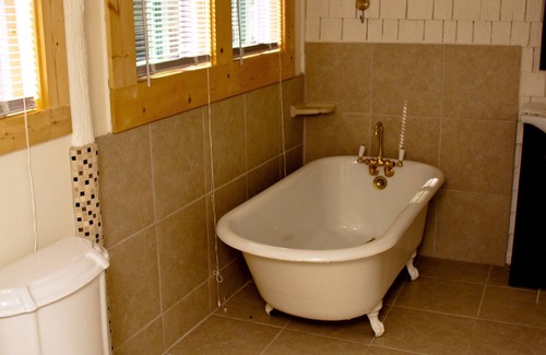 Maple City Otro | Cozy, quirky and quaint updated Farm House surrounded by Sleeping Bear Dunes.