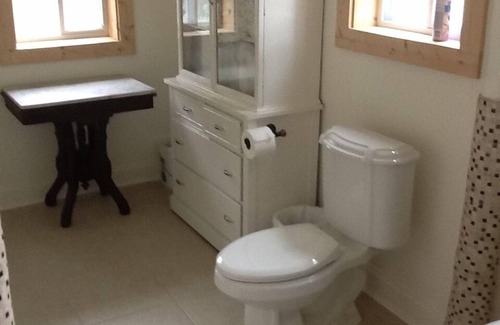 Maple City Otro | Cozy, quirky and quaint updated Farm House surrounded by Sleeping Bear Dunes.