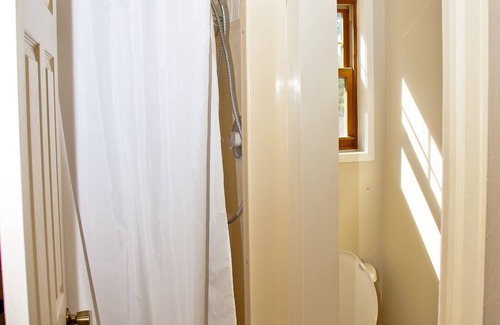Maple City Otro | Cozy, quirky and quaint updated Farm House surrounded by Sleeping Bear Dunes.