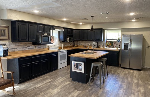 Daisy Casa | Cozy Ranch Home w/Spacious living/ kitchen, screened in porch