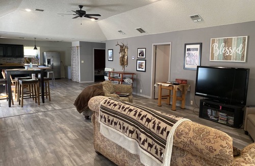 Daisy Casa | Cozy Ranch Home w/Spacious living/ kitchen, screened in porch