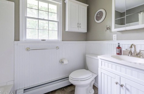 Hudson Casa | Cozy ranch on park-like property close to Hudson and shopping.