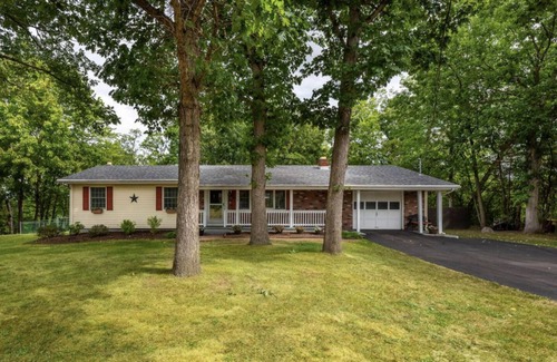 Hudson Casa | Cozy ranch on park-like property close to Hudson and shopping.