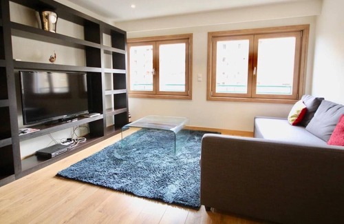 Telheiras Apartamento | Cozy Red Telheiras Apartment
