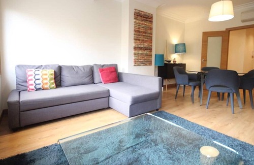 Telheiras Apartamento | Cozy Red Telheiras Apartment