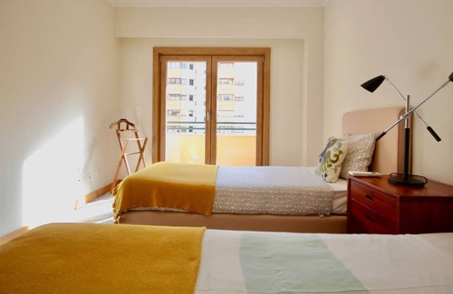 Telheiras Apartamento | Cozy Red Telheiras Apartment