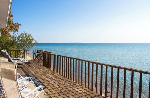 Beaver Island Casa | Cozy Relaxing Beaver Island Cottage – Waterfront, Beach Access, & WiFi