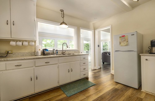 Bahama Casa | Cozy & relaxing cottage on the lake *Dog Friendly*