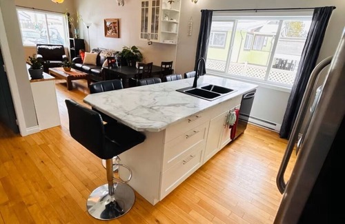 Regional District of Nanaimo Casa | Cozy, Relaxing Family-Sized House/near the ferry, parks, shopping & downtown!
