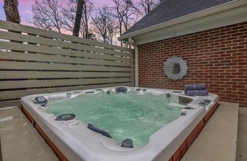 Carriage Hills Casa | Cozy & Relaxing Home, Hot Tub, Fire Pit, Deck