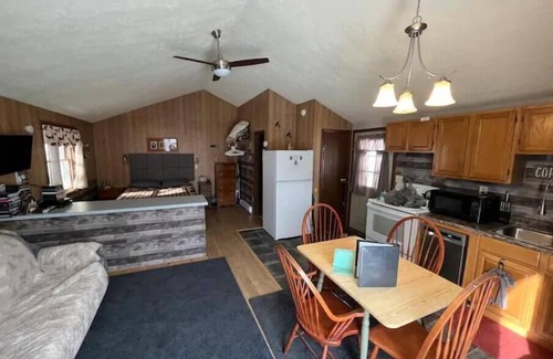 Russell Cabina | Cozy relaxing studio cabin # 7 , at Deep Woods Cabins