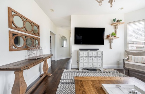 McFerrin Park Casa | Cozy Remodeled House with Views - Prime Location
