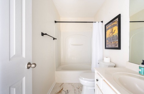 McFerrin Park Casa | Cozy Remodeled House with Views - Prime Location