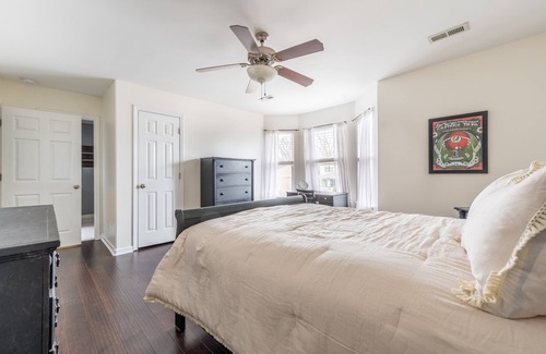 McFerrin Park Casa | Cozy Remodeled House with Views - Prime Location