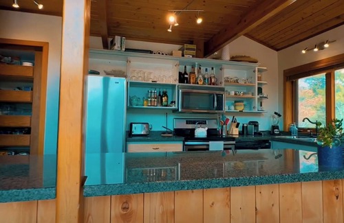 Tatlayoko Lake Otro | Cozy remote retreat near Tatlayoko Lake for nature lovers. Pet-Friendly!