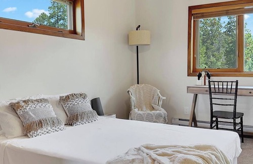 Tatlayoko Lake Otro | Cozy remote retreat near Tatlayoko Lake for nature lovers. Pet-Friendly!