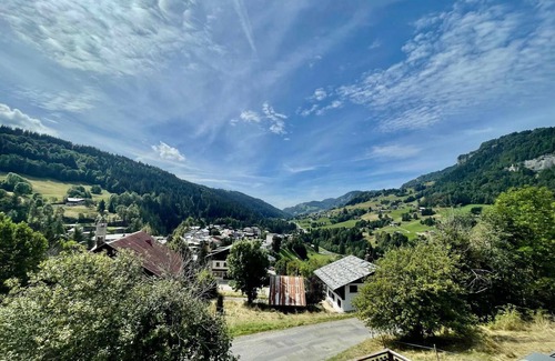 Flumet Chalet De Esquí | Chalet acogedor renovado, 4 habitaciones, terraza, wifi, parking, cerca de pueblo y ski-bus