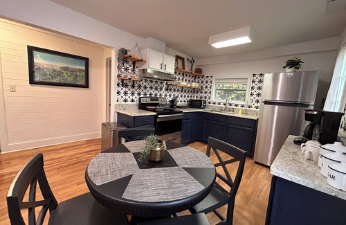 Chimney Rock Cabaña | CHIMNEY ROCK VIEW 2 bedroom cottage in Lake Lure, pet friendly.